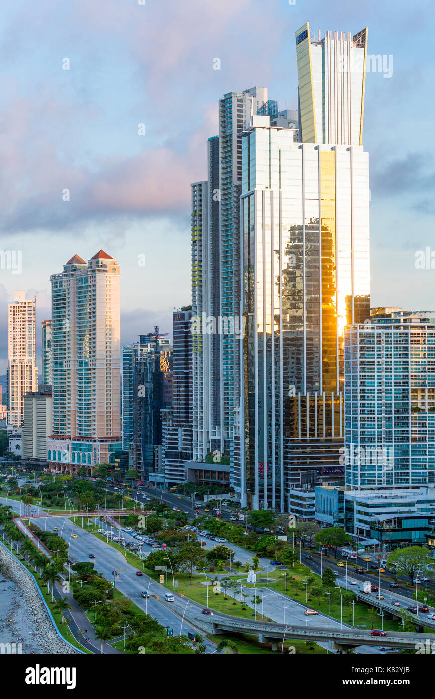 Lo skyline della citta', Panama City, Panama America Centrale Foto Stock