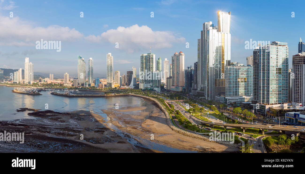 Lo skyline della citta', Panama City, Panama America Centrale Foto Stock