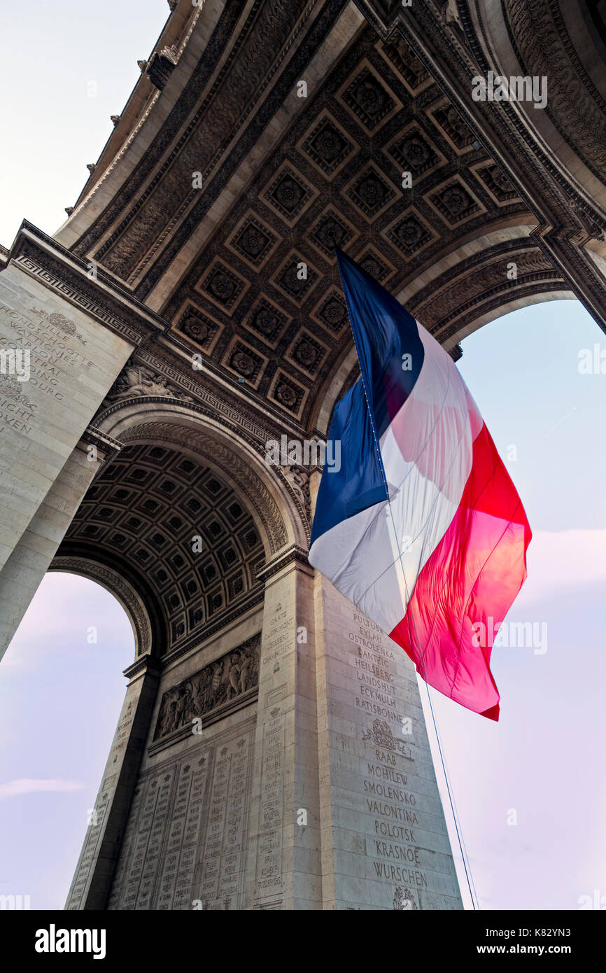 Francia, Parigi, Etoile, bandiera francese sotto Arc de Triomphe costruito da Napoleone Foto Stock
