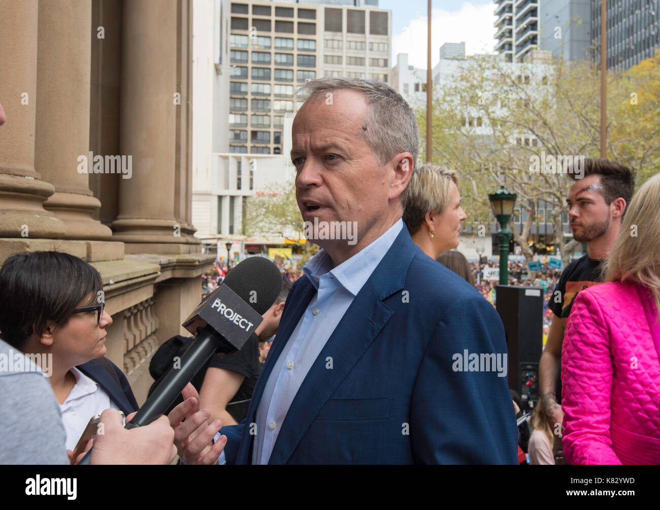 Federal leader dell opposizione sig. Bill accorciare parla ai media in un matrimonio uguaglianza rally a Sydney nel settembre 2017 Foto Stock