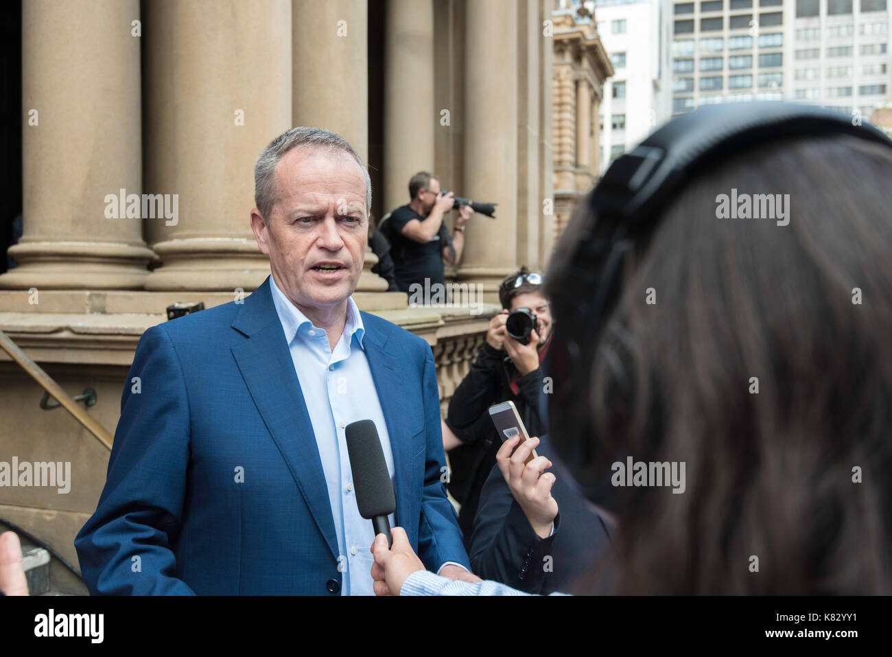 Federal leader dell opposizione sig. Bill accorciare parla ai media in un matrimonio uguaglianza rally a Sydney nel settembre 2017 Foto Stock