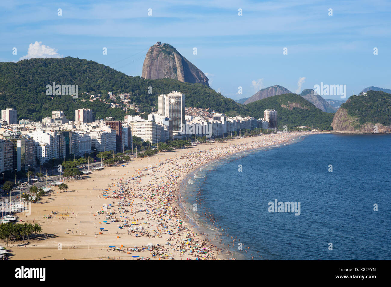 Spiaggia di Copacabana beach e Sugar Loaf, Rio de Janeiro, Brasile, Sud America Foto Stock