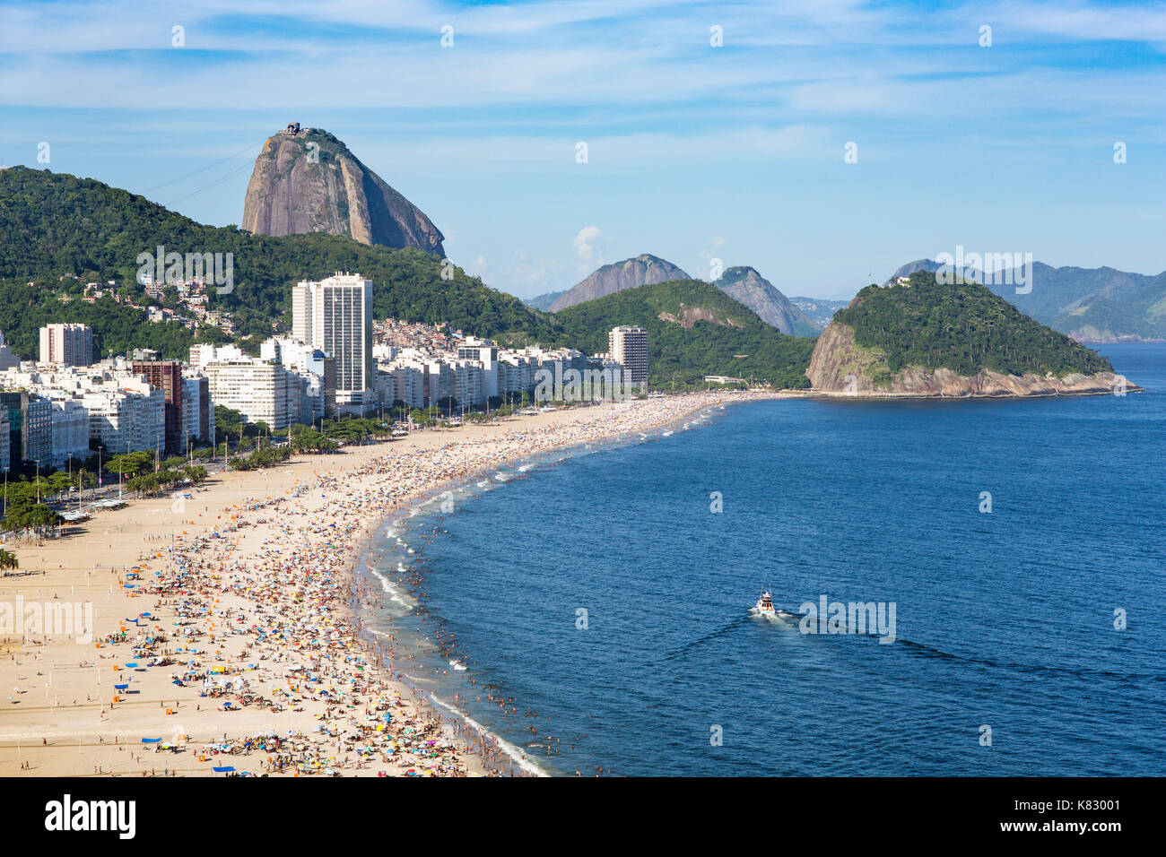 Spiaggia di Copacabana beach e Sugar Loaf, Rio de Janeiro, Brasile, Sud America Foto Stock