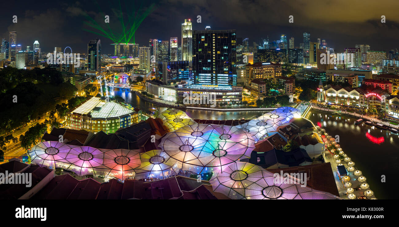 Vista in elevazione oltre lo skyline della città e riverside ristoranti presso il quartiere degli intrattenimenti di Clarke Quay, Singapore, Sud-est asiatico Foto Stock