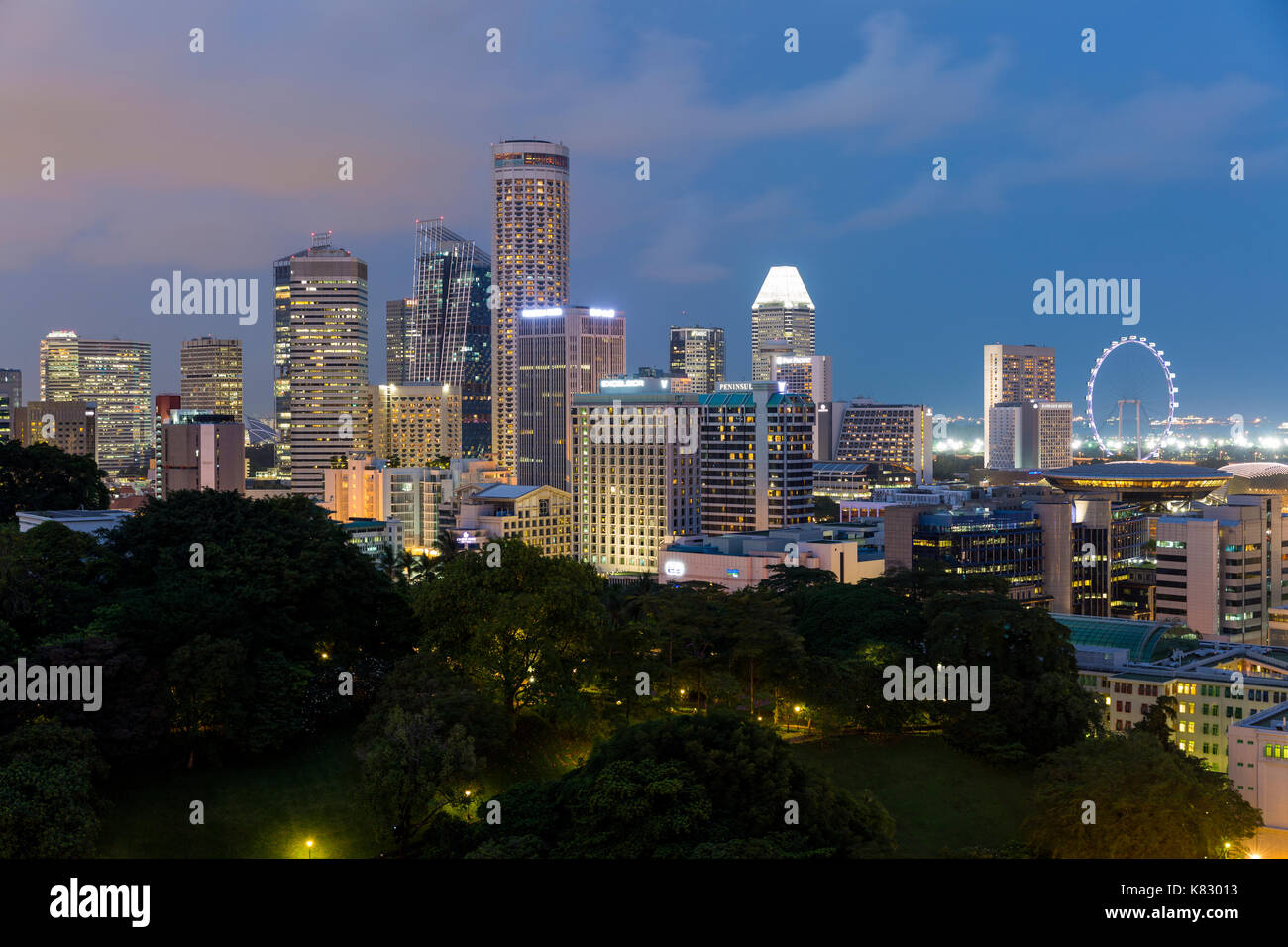 Vista in elevazione oltre lo skyline della città, Singapore, Sud-est asiatico Foto Stock