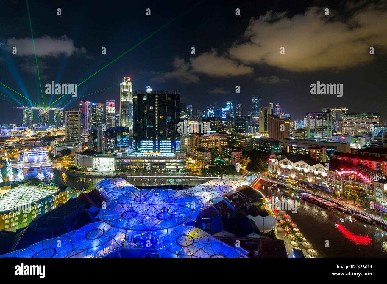 Vista in elevazione oltre lo skyline della città e riverside ristoranti presso il quartiere degli intrattenimenti di Clarke Quay, Singapore, Sud-est asiatico Foto Stock