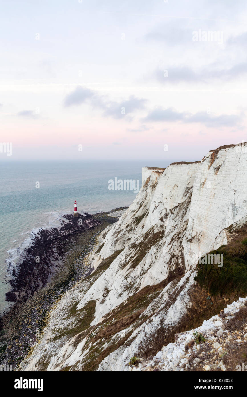 Regno Unito, East Sussex, Eastbourne, Beachy Head Lighthouse, Sette sorelle litorale bianco gesso scogliere di Beachy Head Foto Stock
