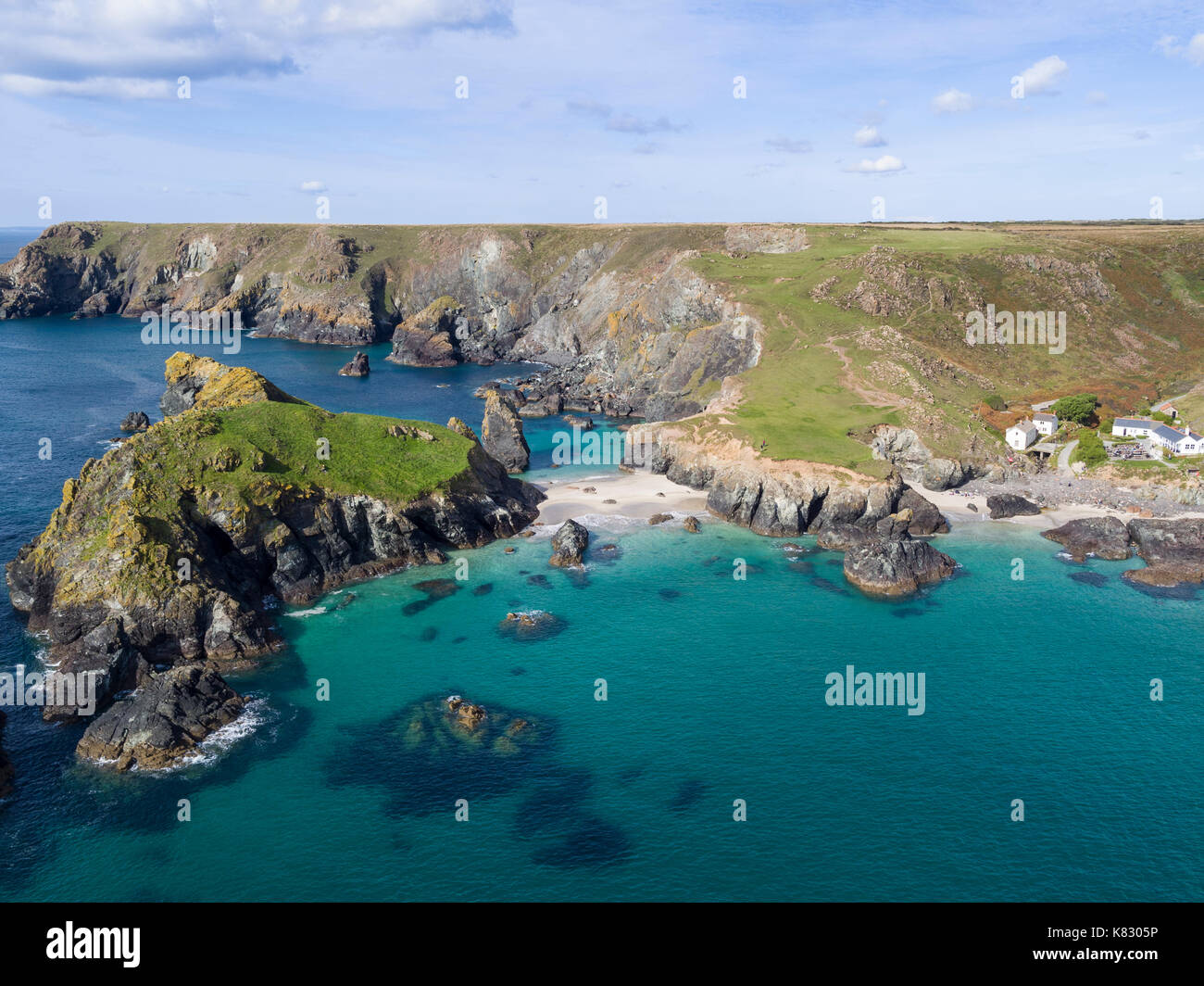 Regno Unito, Cornwall, la lucertola, coste rocciose e spiagge a Kynance Cove Foto Stock