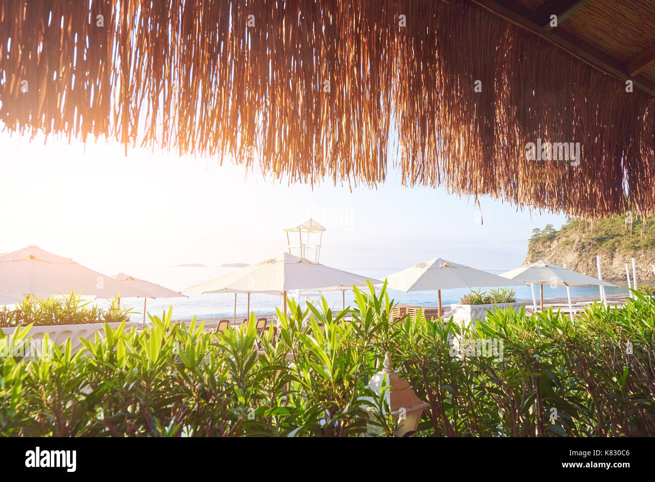 Sedie bianche sul beach resort famoso amara dolce vita hotel di lusso. resort. tekirova-kemer. la Turchia. Foto Stock