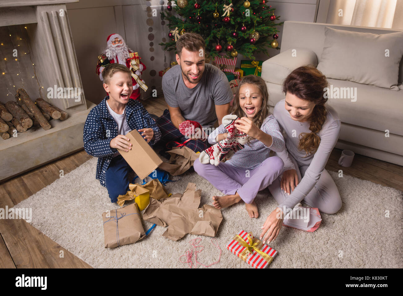 Apertura della famiglia presenta alla vigilia di Natale Foto Stock