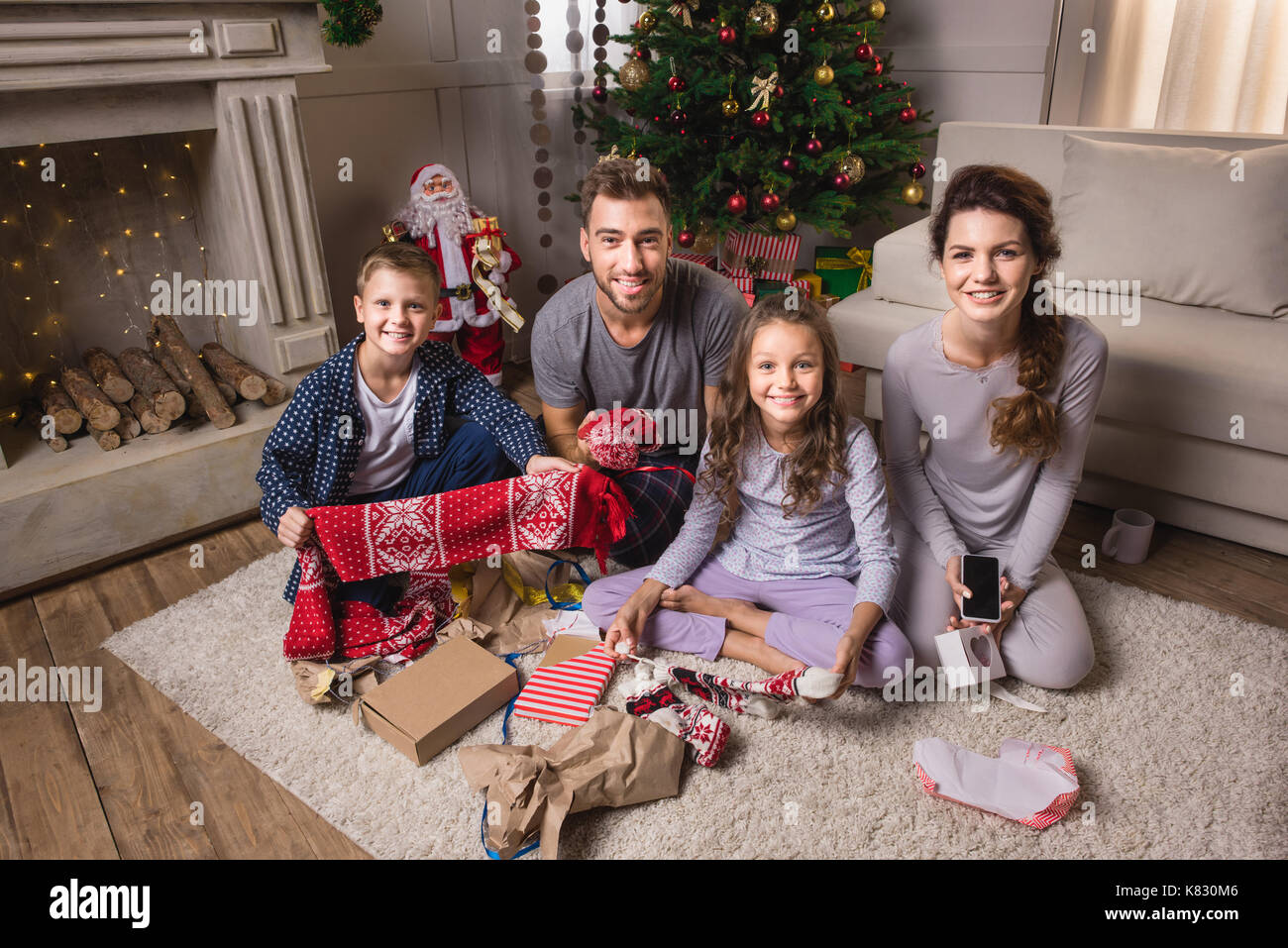 Apertura della famiglia presenta alla vigilia di Natale Foto Stock