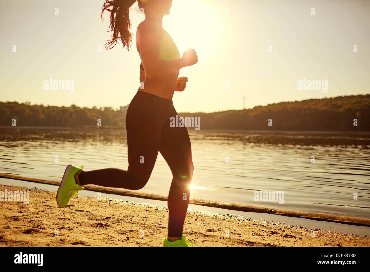 Una bruna runner donna corre nel parco jogging Foto Stock