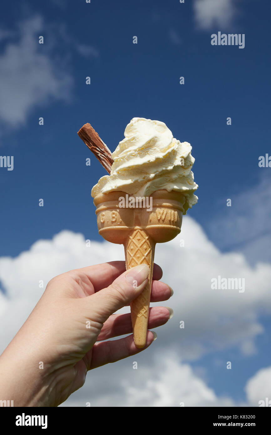 99 cono gelato contro un cielo blu UK Foto Stock