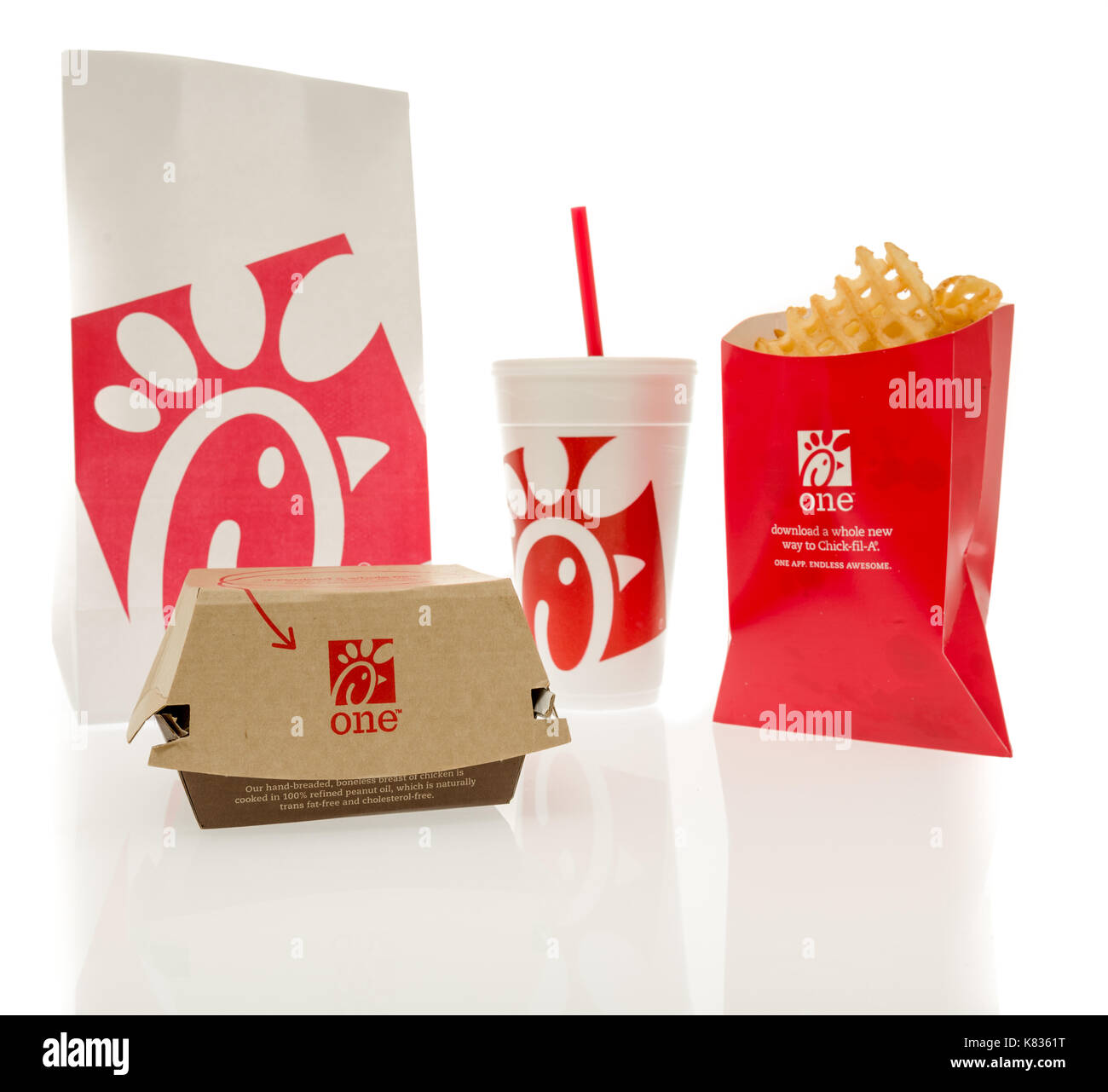 Winneconne, wi - 13 settembre 2017: un pulcino riempire un pasto su un isolato sfondo. Foto Stock