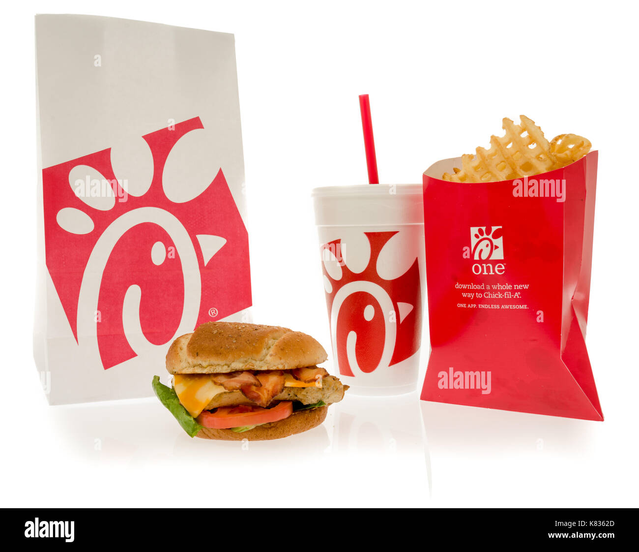 Winneconne, wi - 13 settembre 2017: un pulcino riempire un pollo alla griglia club sandwich pasto isolato su un background. Foto Stock