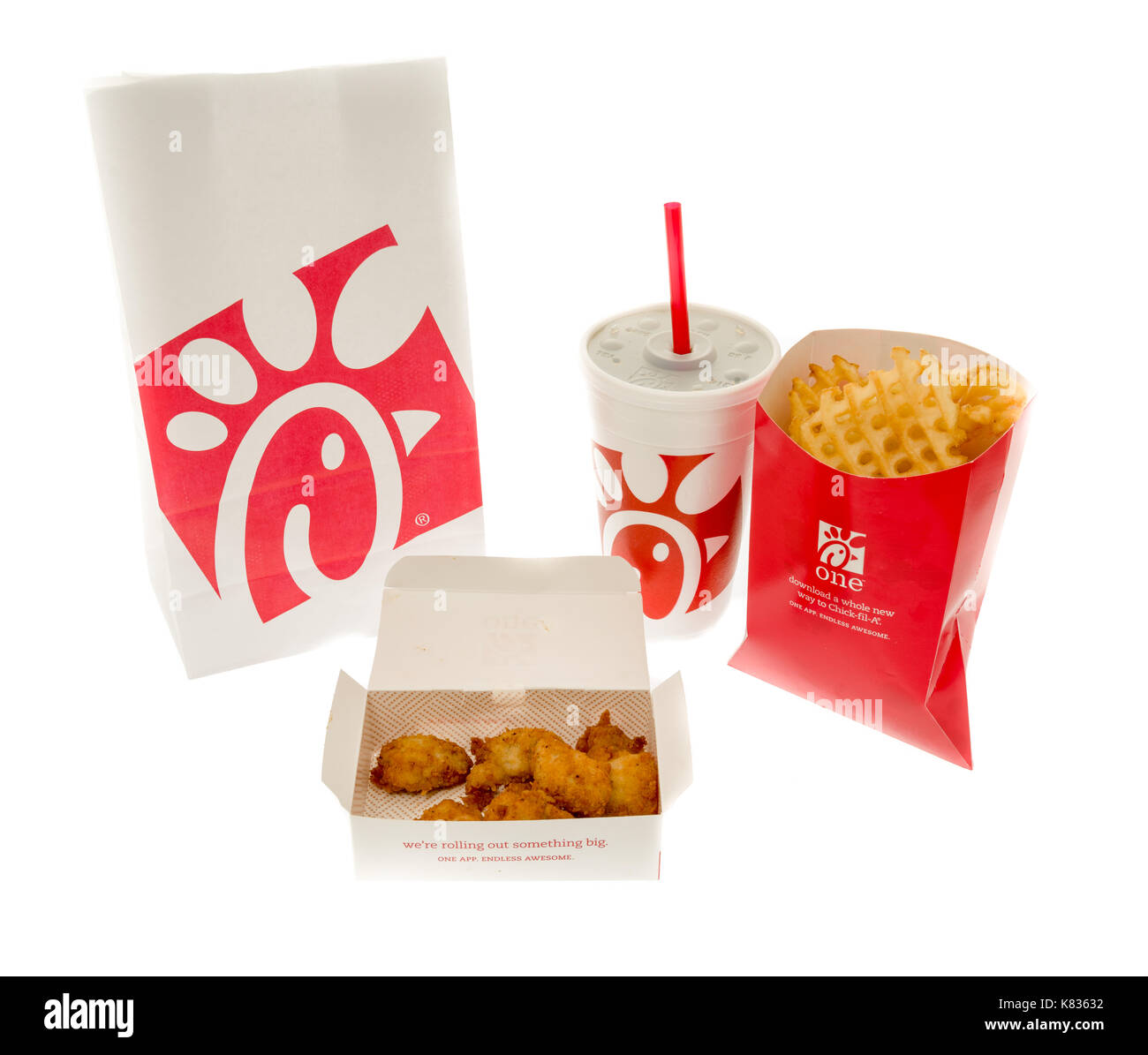 Winneconne, wi - 13 settembre 2017: un pulcino riempire un pepite di pollo pasto isolato su un background. Foto Stock