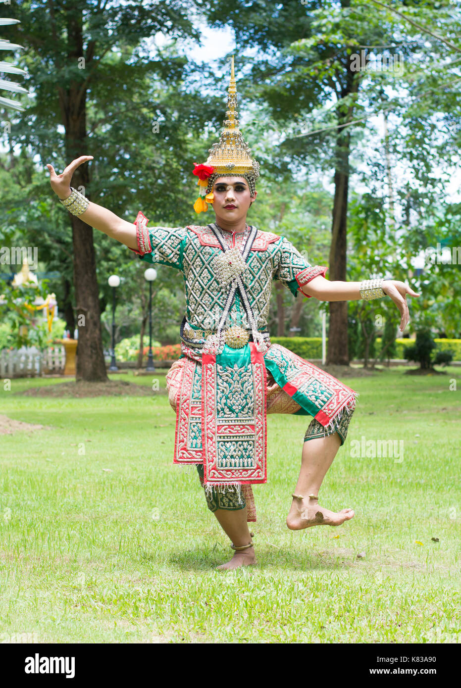 Tailandese tradizionale abito. Attori esegue Thai danza antica arte di Khon-Thai classica balletto mascherato in Thailandia Foto Stock