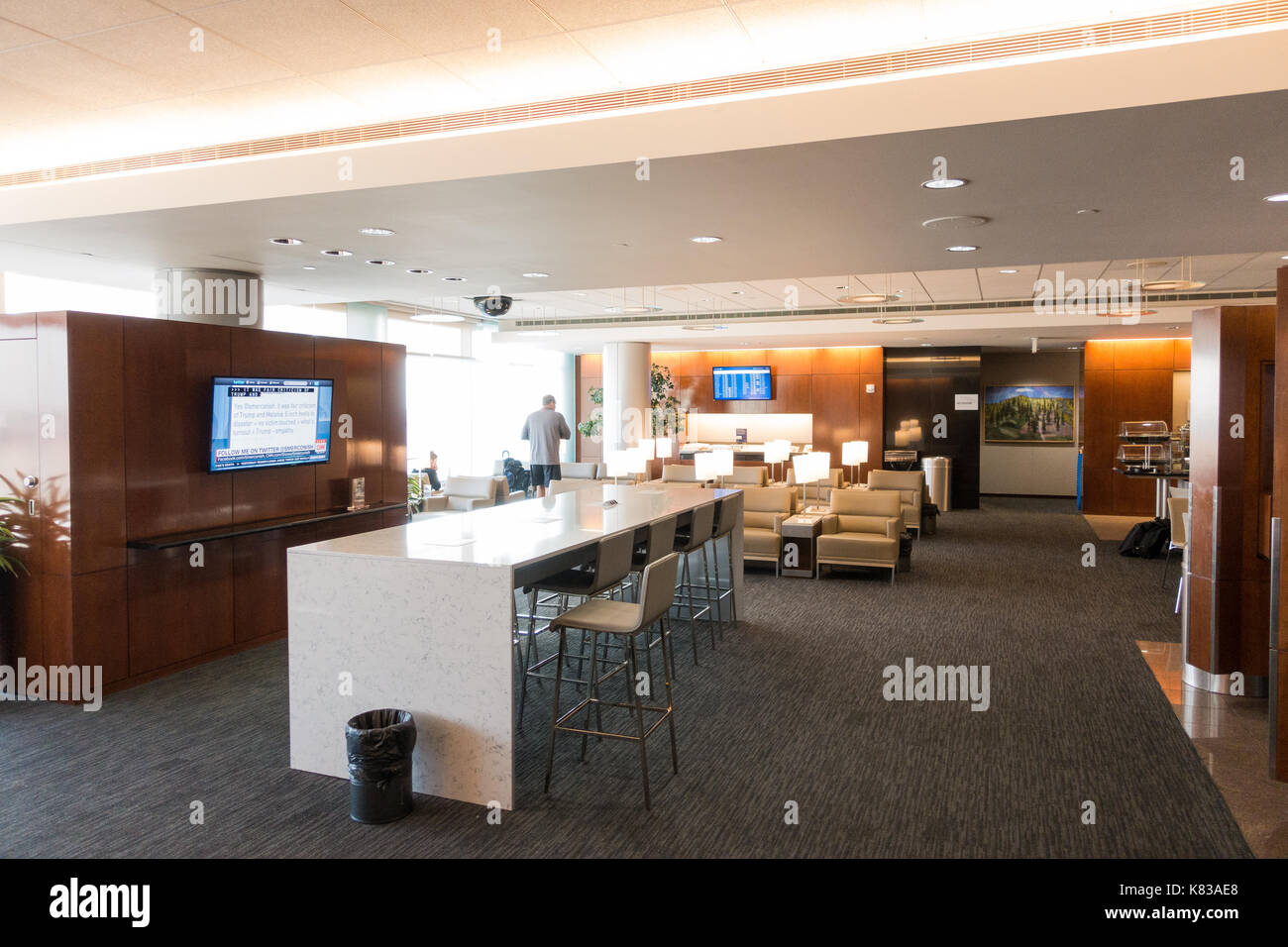 All'interno di guardare il regno club lounge al Terminal B dell'aeroporto internazionale di Denver, Colorado Foto Stock