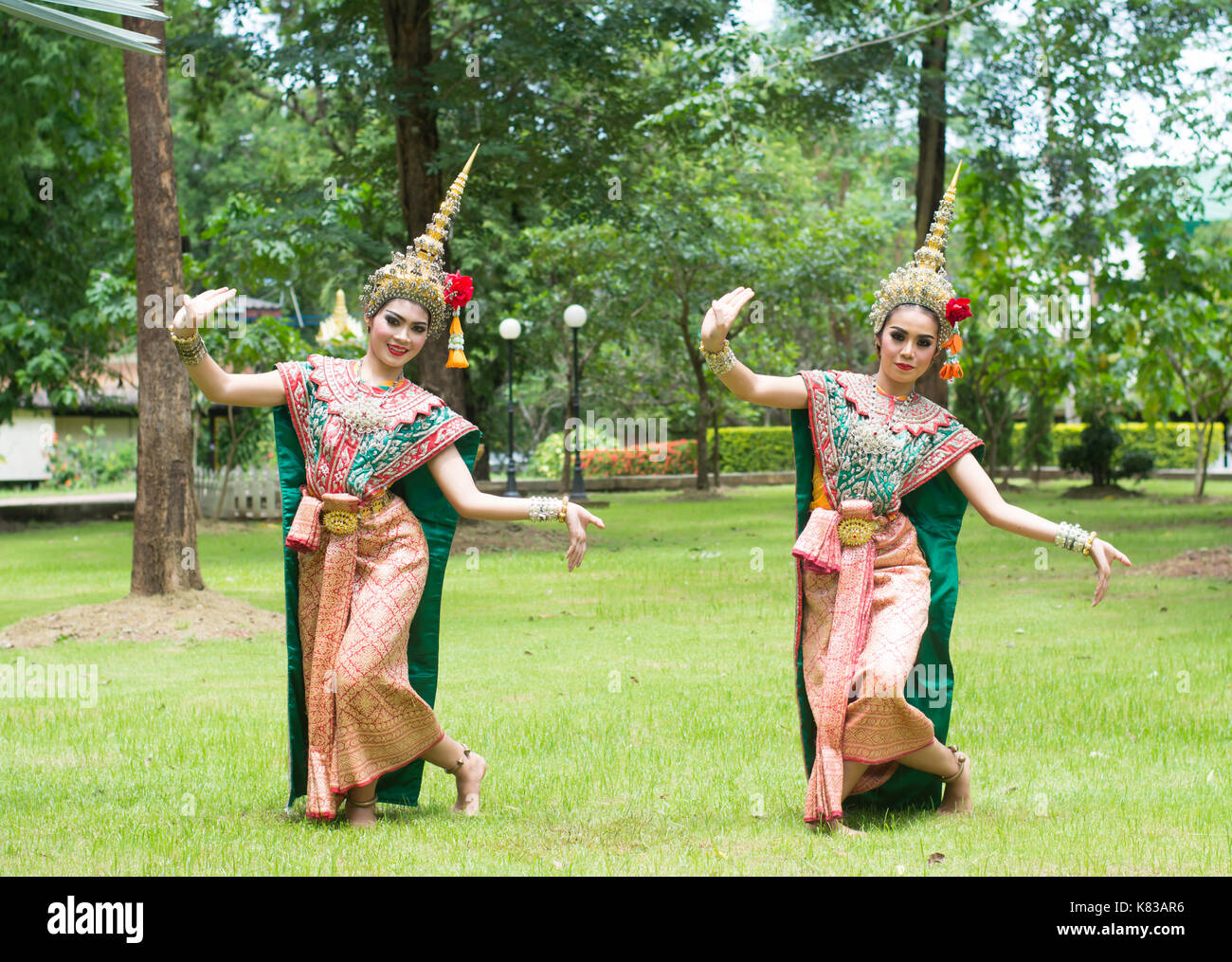 Tailandese tradizionale abito. Attori esegue Thai danza antica arte di Khon-Thai classica balletto mascherato in Thailandia Foto Stock