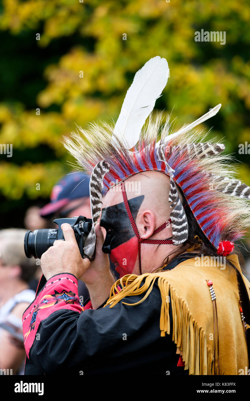 Wahta Mohawk/Irochesi, nativo del Canada, che utilizza una fotocamera reflex digitale per fotografare un incontro Pow Wow a Londra, Ontario, Canada. Foto Stock