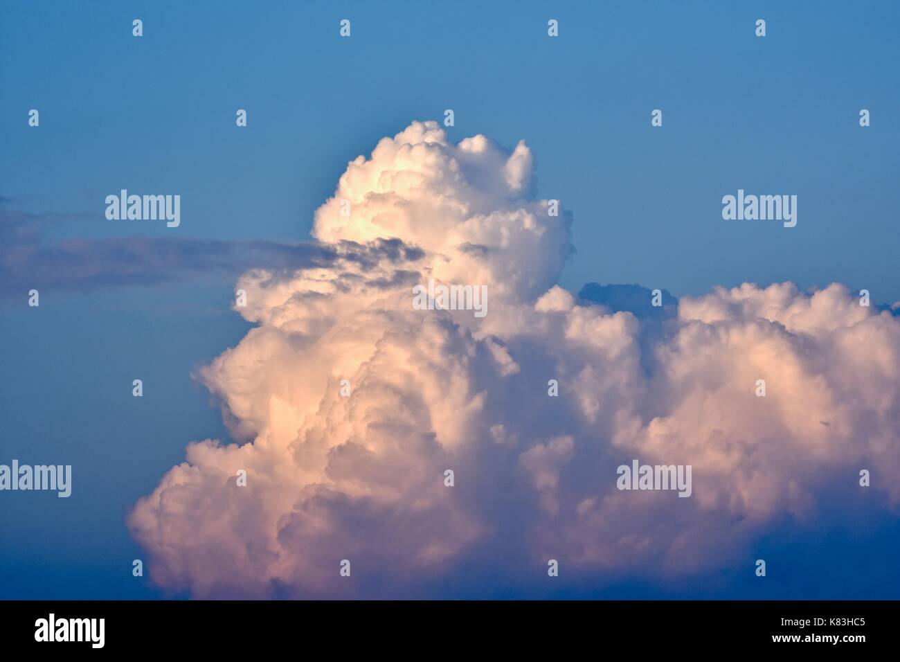 Grande formazione di soffici nuvole bianche nel cielo Foto Stock
