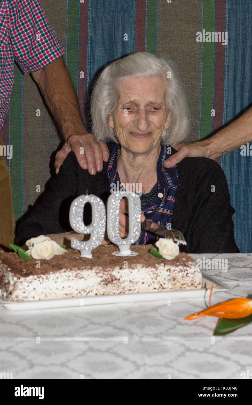 Sentimenti contrastanti di una nonna celebra il suo novantesimo compleanno Foto Stock