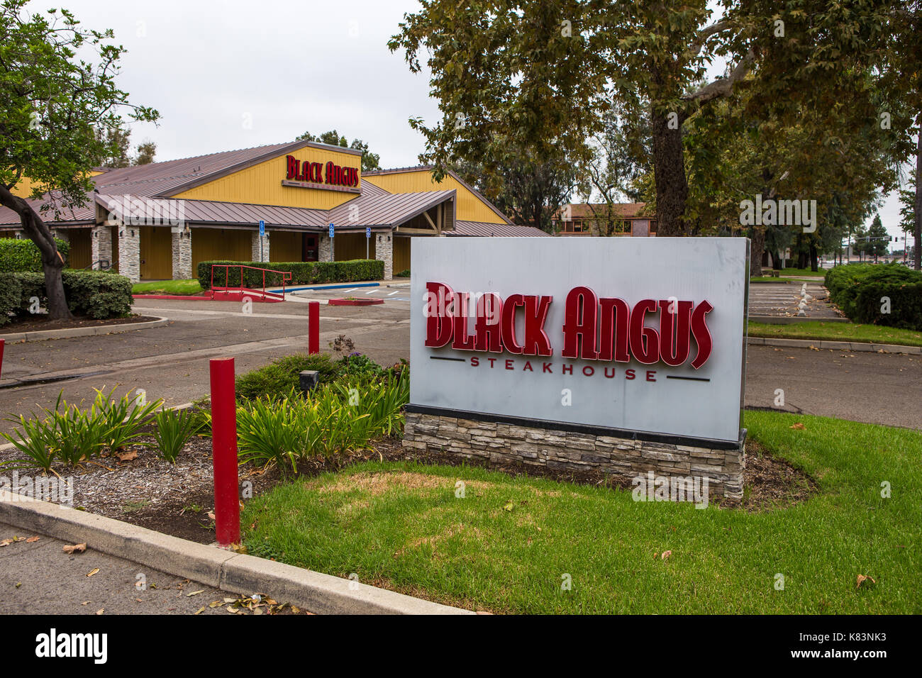 Il Black Angus Steakhouse restaurant sign e l'esterno dell'edificio Foto Stock