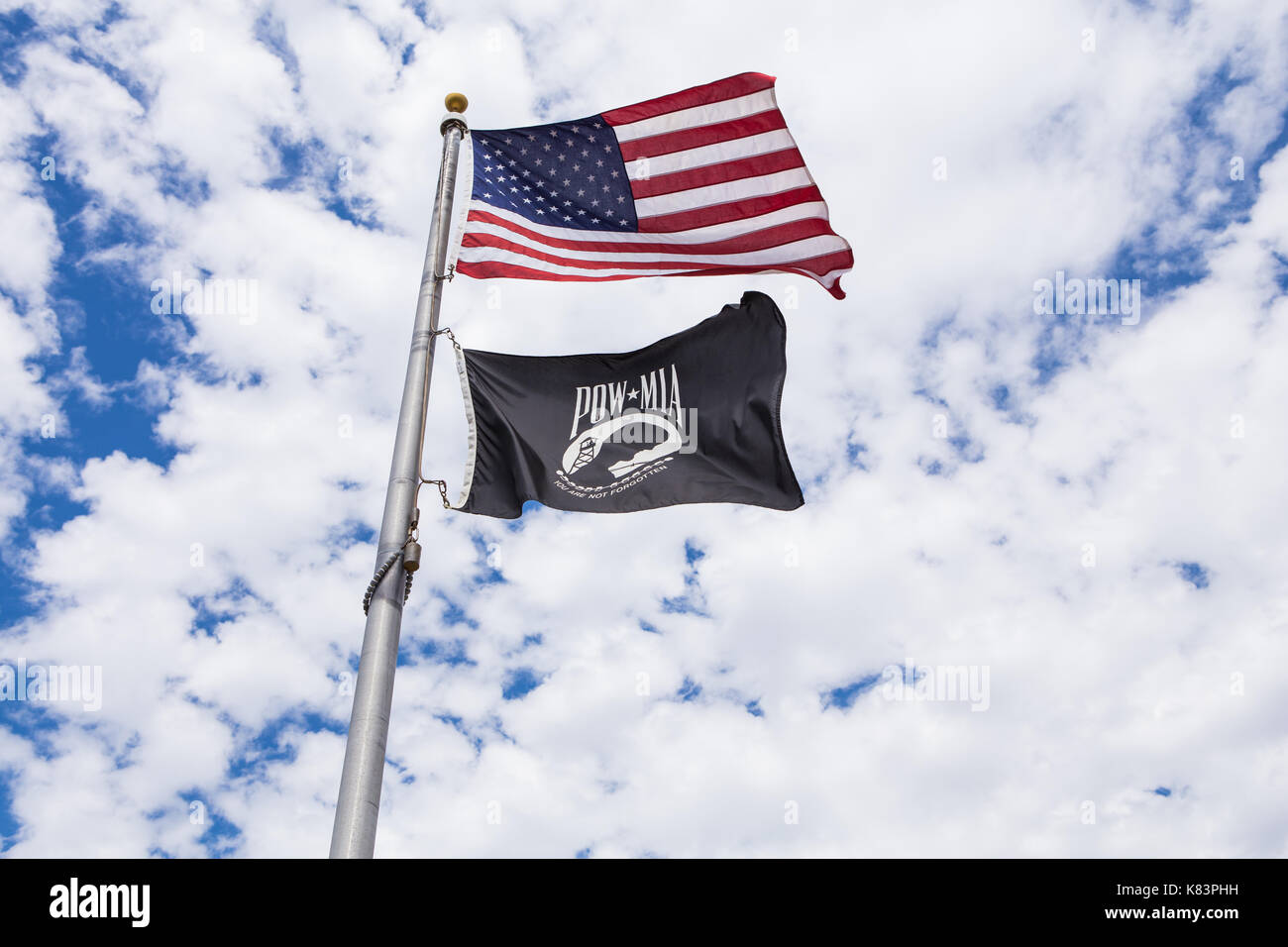La bandiera americana vola su un POW-MIA bandiera in un memoriale in California USA Foto Stock