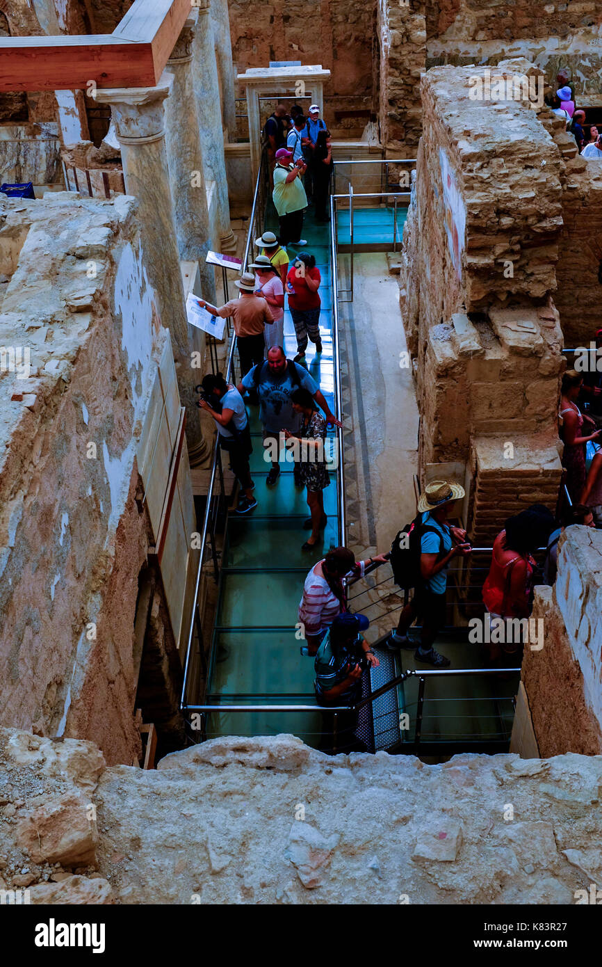 Persone tour all'interno della 'case Terrazza' in Efeso in Turchia come lavoratori cercare di rimontare il sito storico. Essi erano delle case per i ricchi. Foto Stock