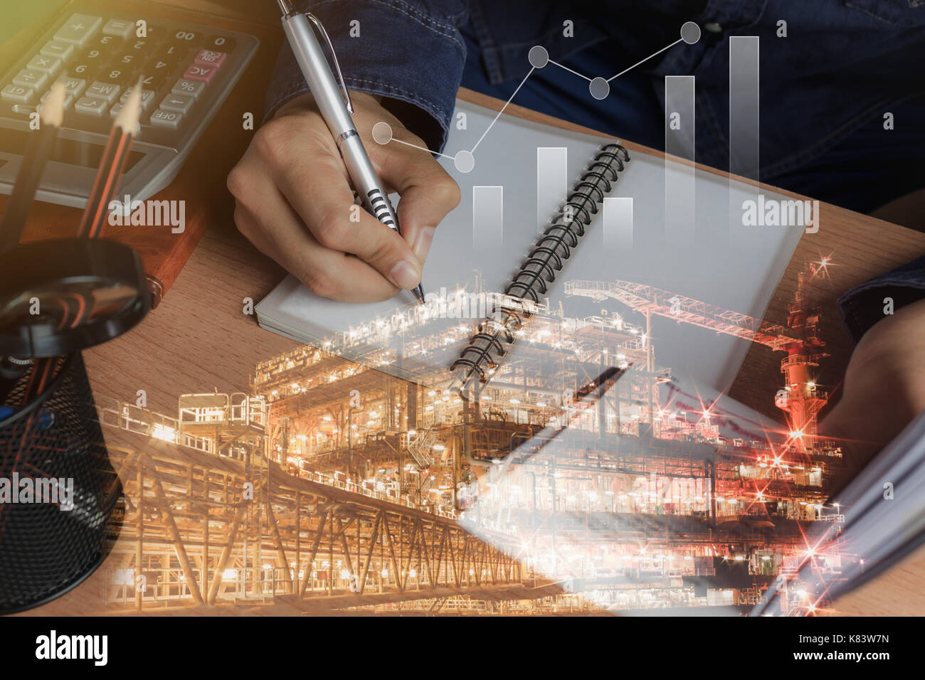 Uomo d'affari con le finanze o di contabilizzazione e di gas e petrolio al largo della piattaforma industriale il concetto di sfondo.doppia esposizione della stretta di mano di uomini calcu Foto Stock