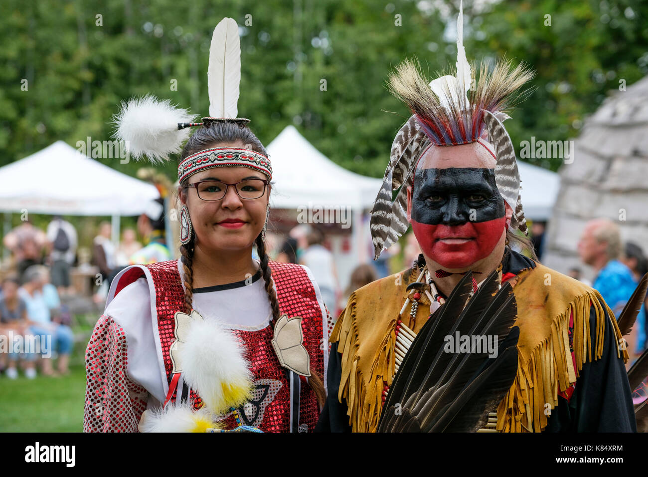 Le Prime Nazioni Canadesi matura in posa per un ritratto indossando il tradizionale regalia durante un Pow Wow raduno a Londra, Ontario, Canada. Foto Stock