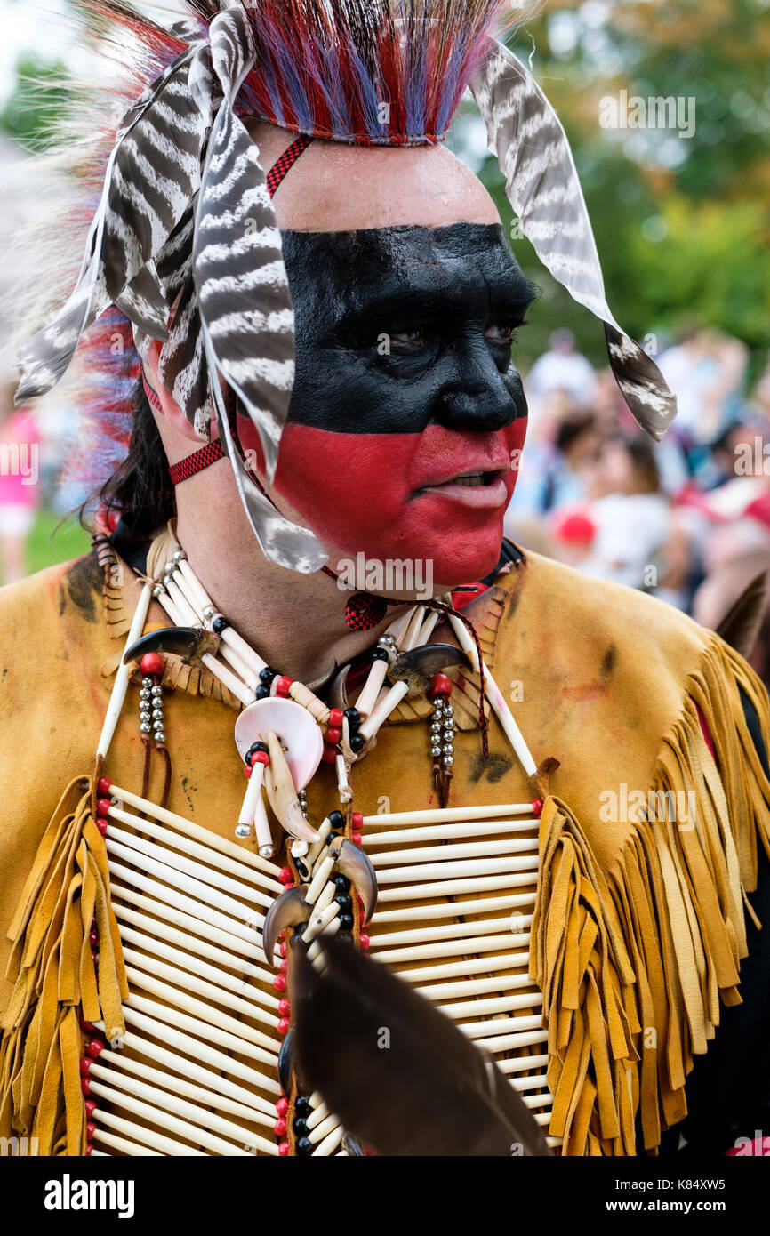 First Nations Wahta Mohawk guerriero che indossa la vernice di guerra viso durante una celebrazione indigena Pow Wow, Canada a Londra, Ontario, Canada. Foto Stock