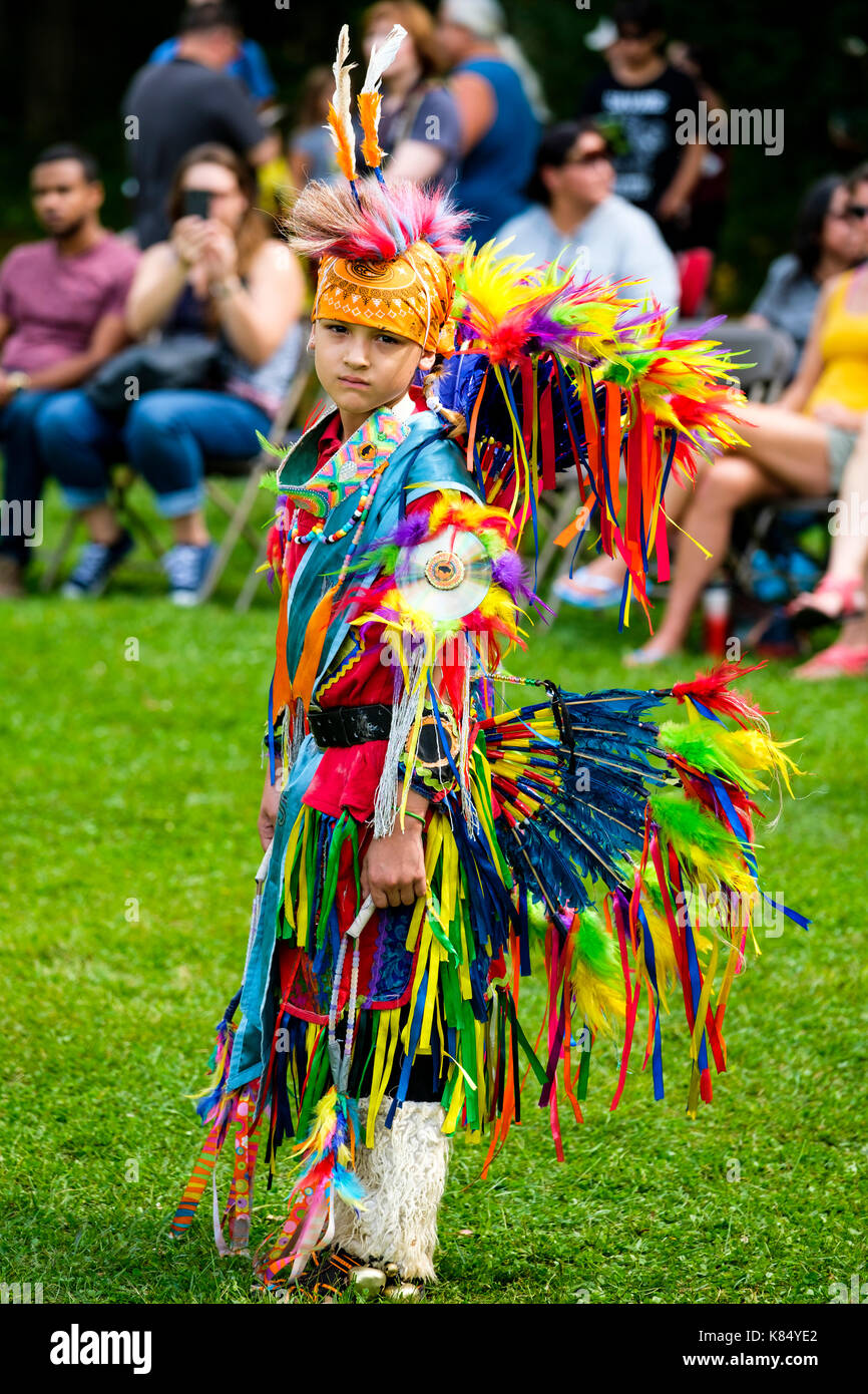 Canada First Nations giovane ragazzo, Canada indigeno fantasia ballerino, in procinto di eseguire la danza erba durante un Pow Wow a Londra, Ontario, Canada. Foto Stock