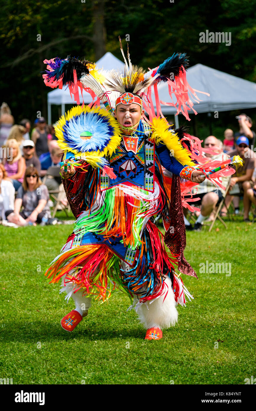 Canada indigeno, ragazzo delle prime Nazioni fantasioso ballerino esecuzione della danza erba con regalia colorata durante un Pow Wow, Londra, Ontario, Canada Foto Stock