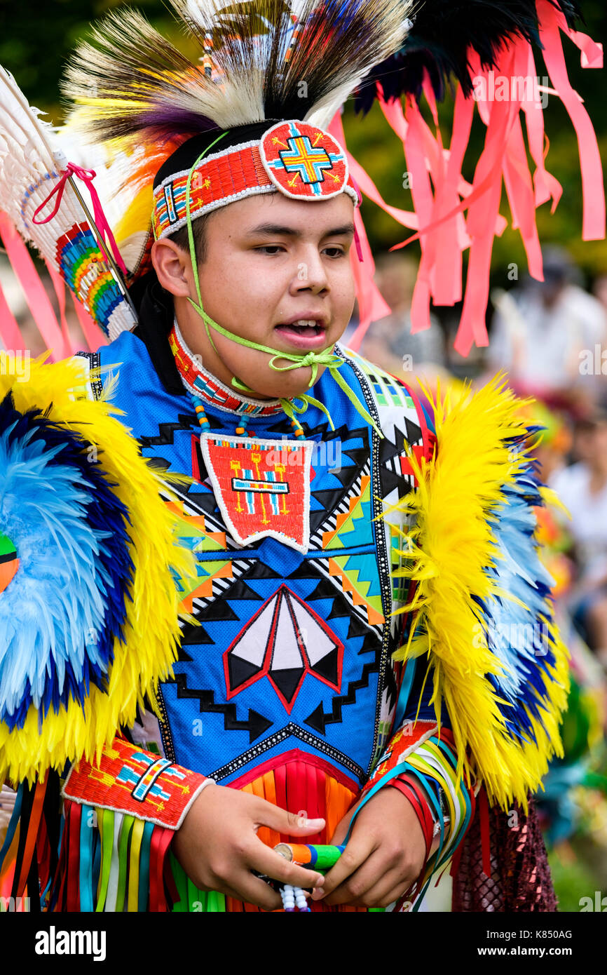 Le Prime Nazioni adolescente ragazzo ballerino fantasia vestito con colorati regalia per eseguire l'erba ballare durante un Pow Wow a Londra, Ontario, Canada. Foto Stock