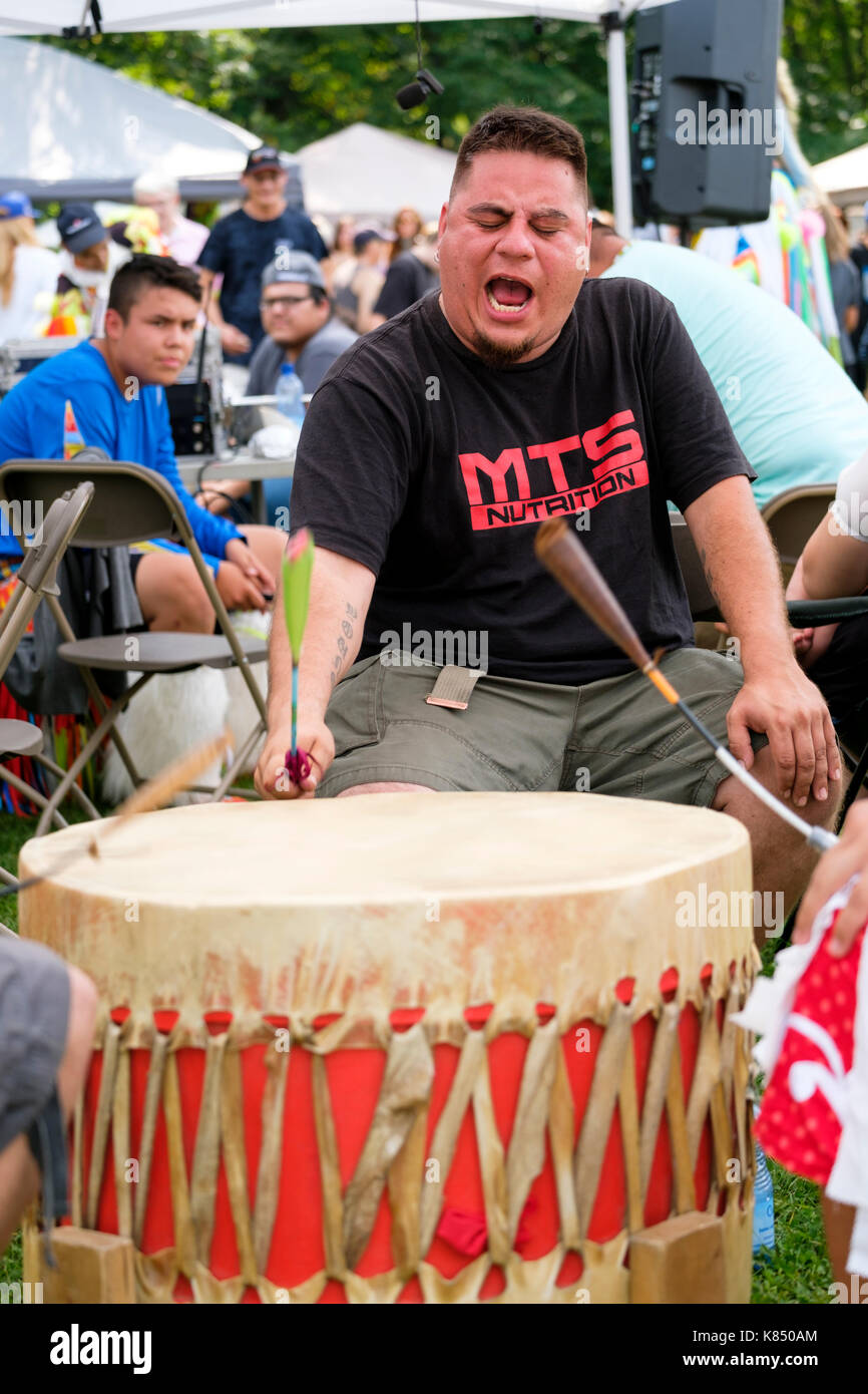 Indigeni del Canada, batteristi delle prime Nazioni del Canada che suonano un tamburo cerimoniale utilizzato per cerimonie, balli e celebrazioni del Pow Wow. Foto Stock
