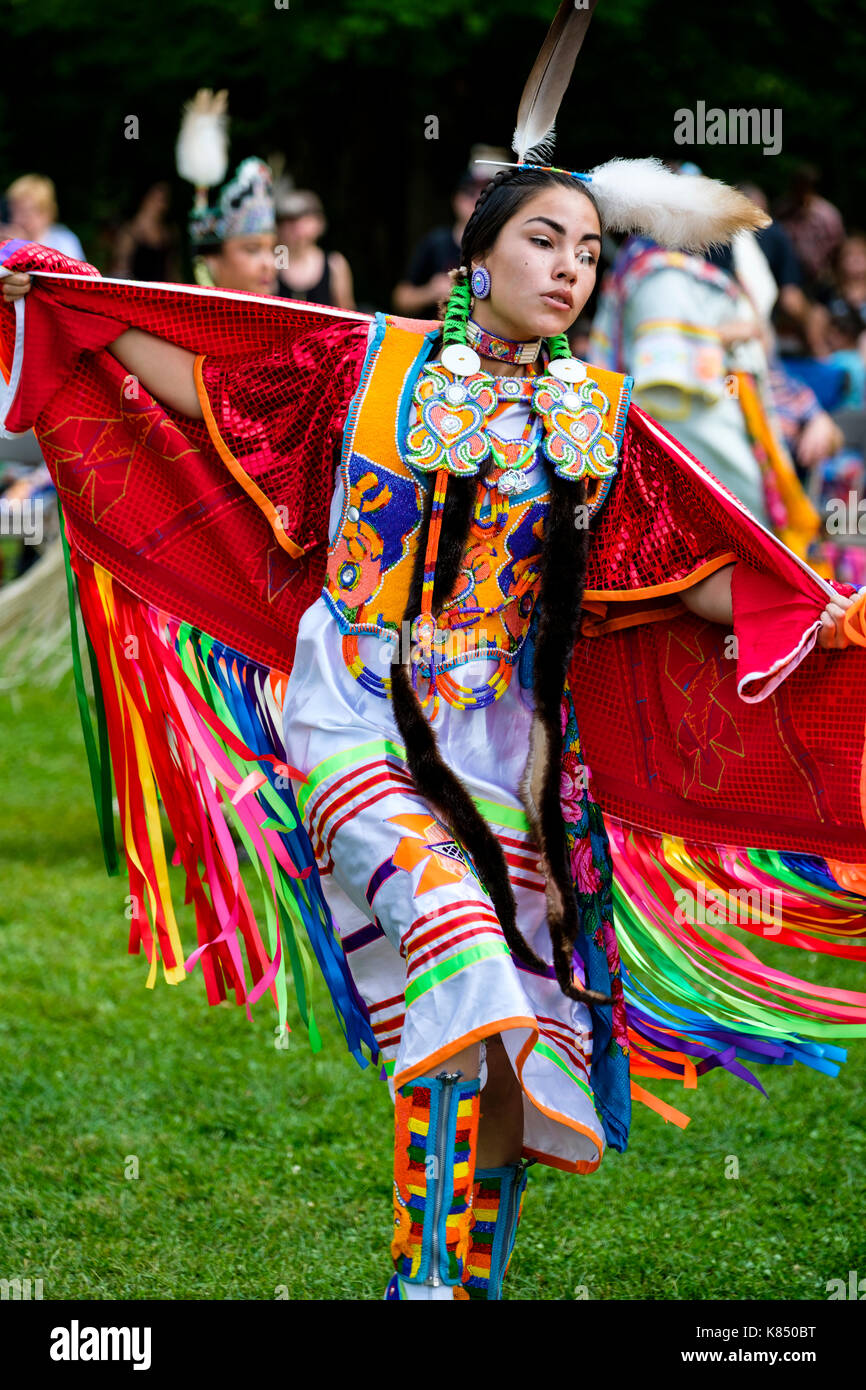 Canada First Nations Oneida/Ojibwa/Ojibway giovane adolescente indigeno ballare durante una gara di ballerine Pow Wow a Londra, Ontario, Canada. Foto Stock