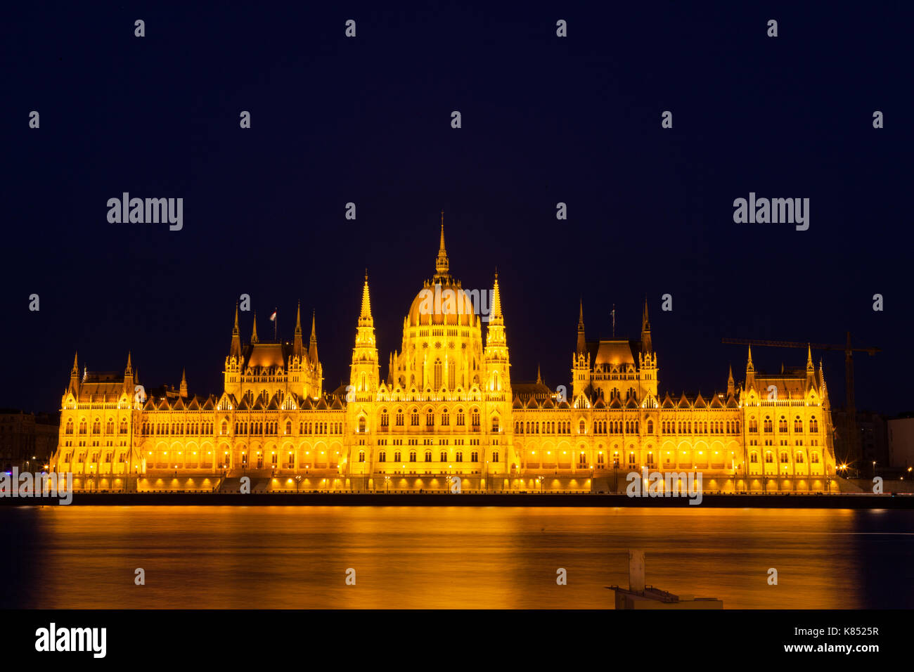 Il Parlamento di Budapest di notte - Lunga esposizione. Foto Stock