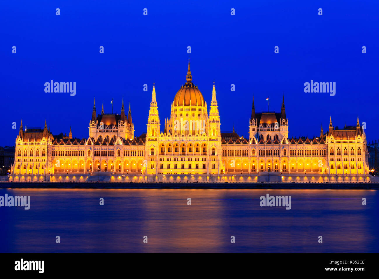 Il Parlamento di Budapest di notte - Lunga esposizione. Foto Stock