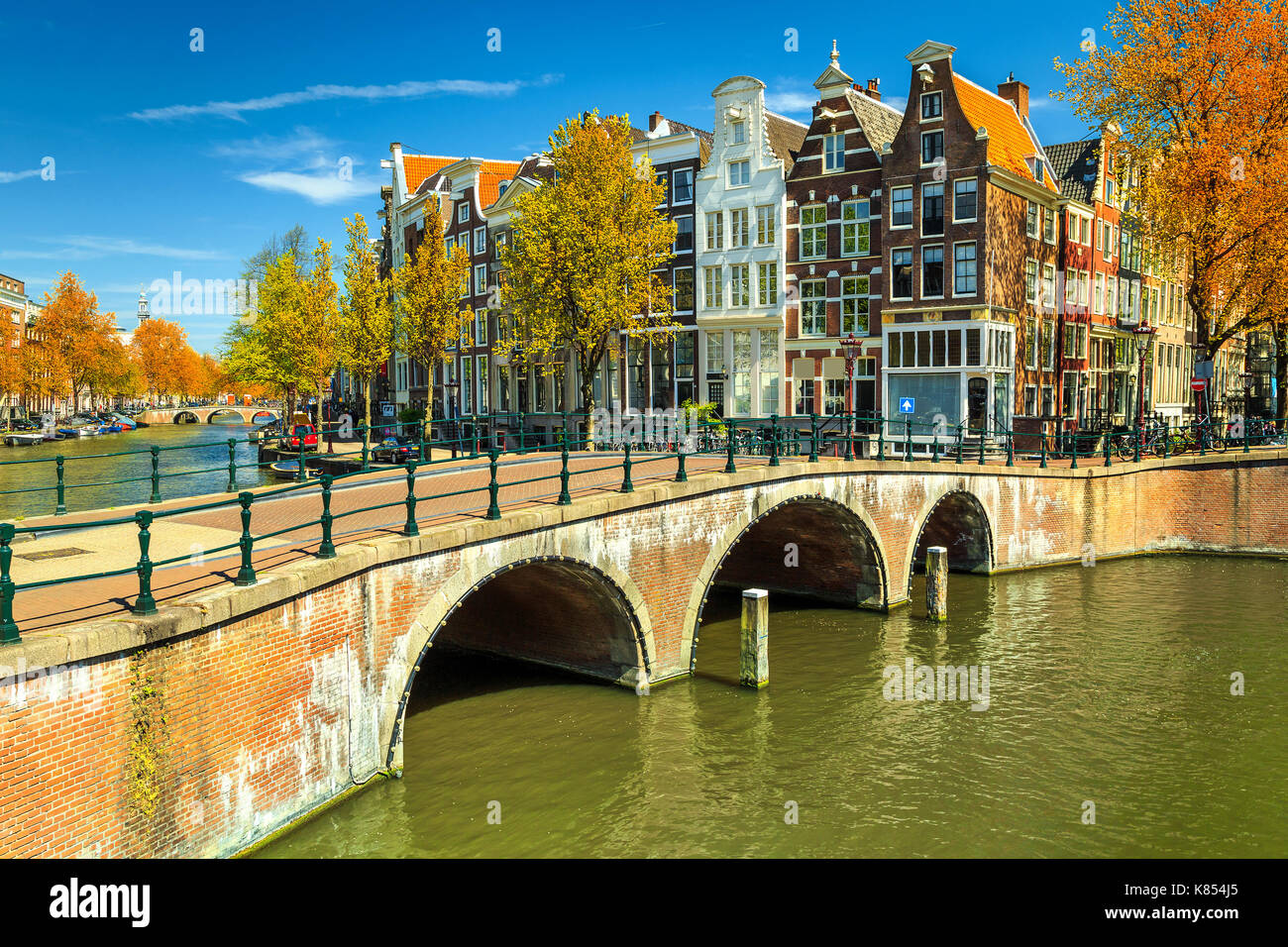 Incredibile paesaggio autunnale, canali di Amsterdam e tipiche case olandesi in capitale dei Paesi Bassi, Europa Foto Stock