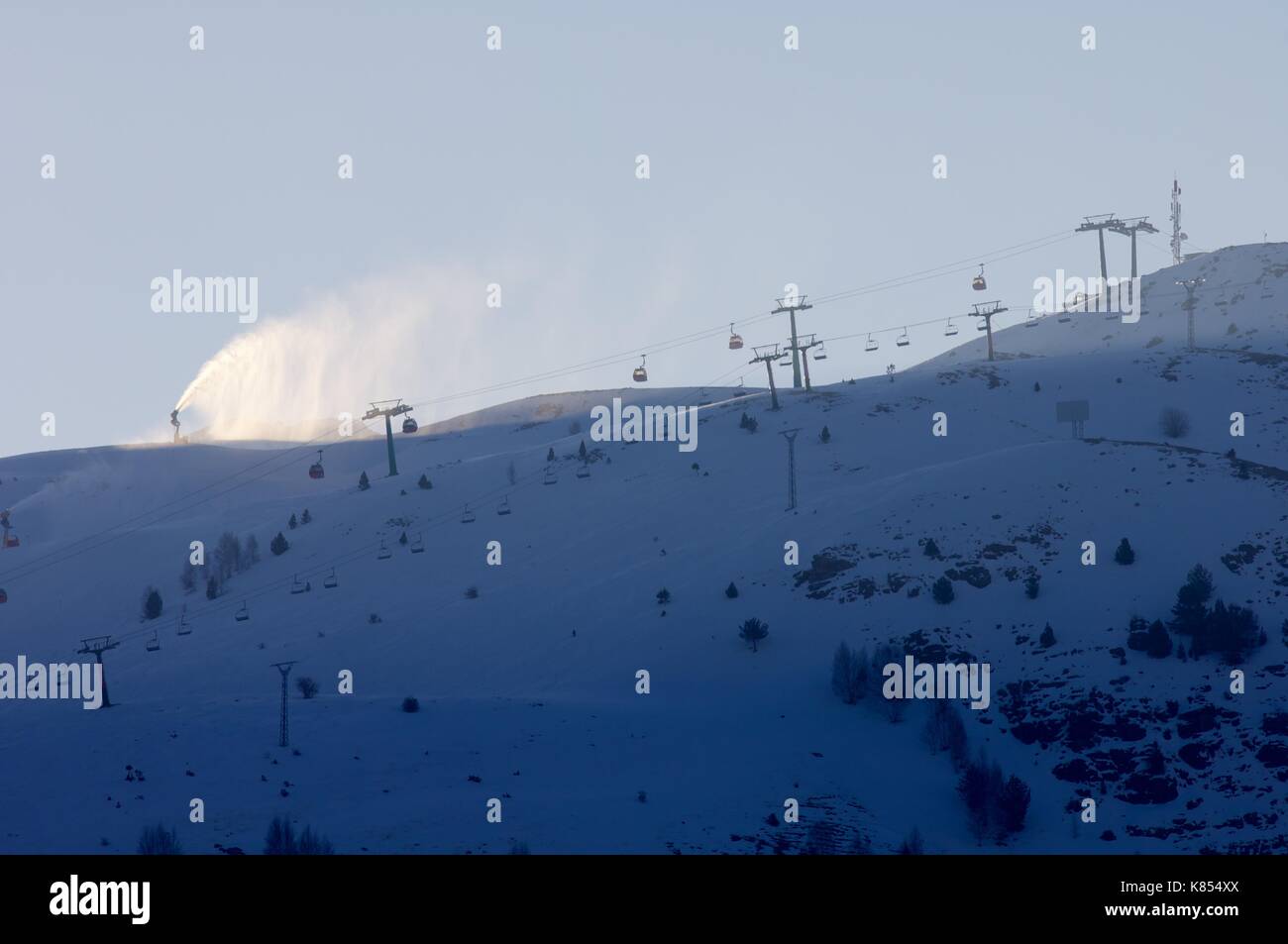 Funivie e neve macchine a una stazione sciistica, huesca, Pirenei, Spagna. Foto Stock