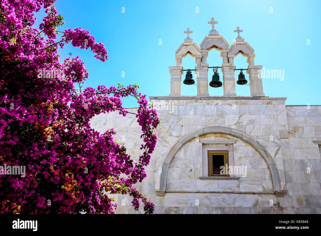 Il monastero di Panagia Tourliani a Mykonos, Grecia. Persone accendono le candele per morti cari, interni e vedute esterne del monastero Bibbie. Foto Stock