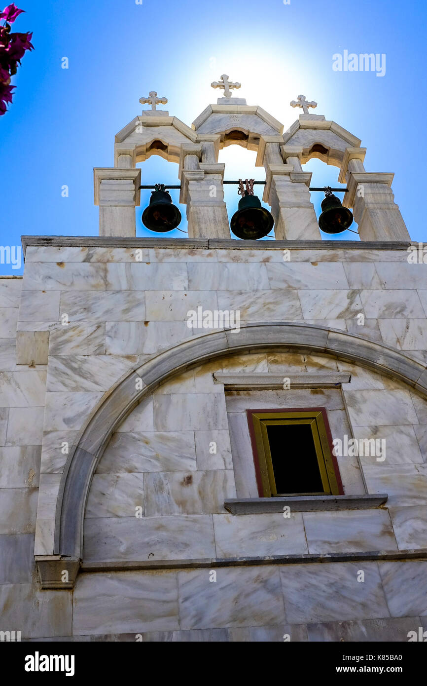 Il monastero di Panagia Tourliani a Mykonos, Grecia. Persone accendono le candele per morti cari, interni e vedute esterne del monastero Bibbie. Foto Stock