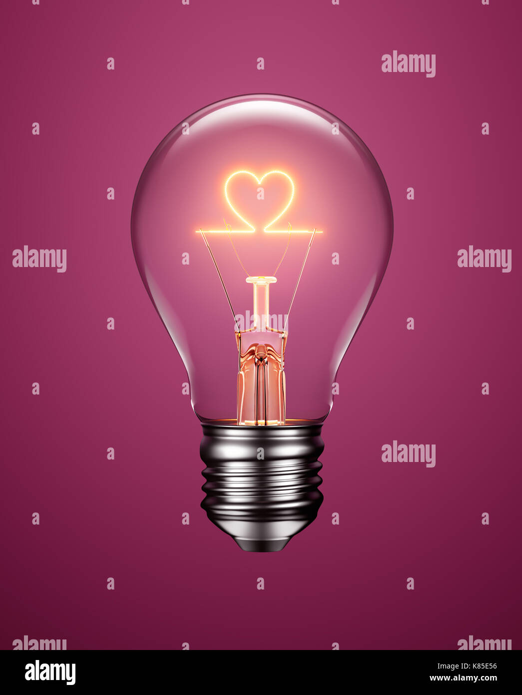 Lampadina con filamento formando un'icona a forma di cuore su sfondo viola Foto Stock