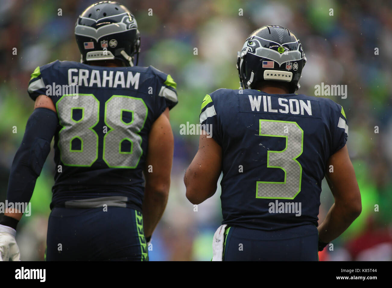 17 settembre 2017: Seattle Seahawks quarterback Russel Wilson (3) cammina verso la huddle con Seattle Seahawks stretto fine Jimmy Graham (88) durante una partita tra San Francisco 49ers e il Seattle Seahawks al campo CenturyLink a Seattle, WA il 17 settembre 2017. Il Seahawks sconfitto il 49ers 12-9. Sean marrone/CSM Foto Stock