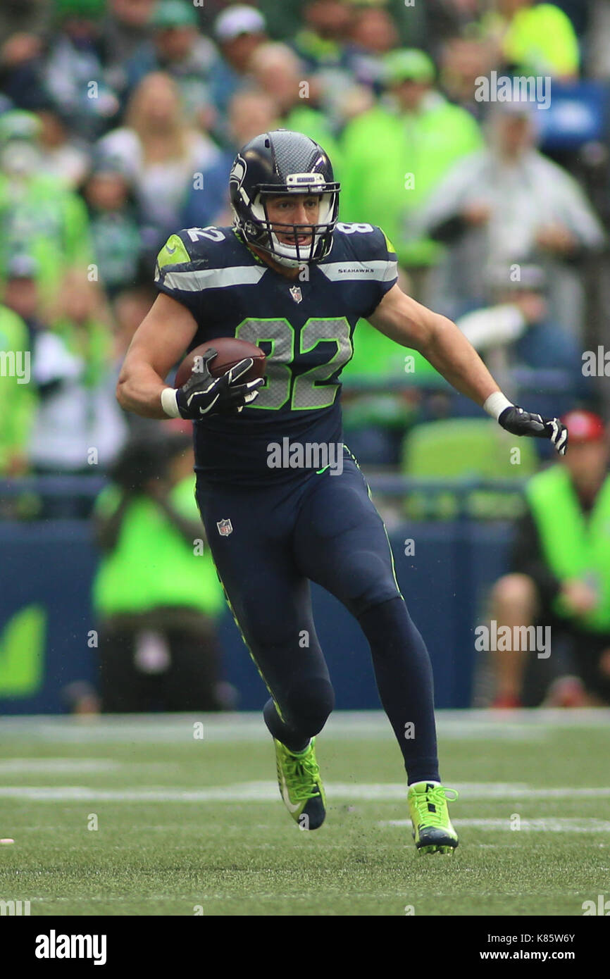 17 settembre 2017: Seattle Seahawks stretto fine Luca Willson (82) gira su campo dopo la cattura di un pass durante una partita tra San Francisco 49ers e il Seattle Seahawks al campo CenturyLink a Seattle, WA il 17 settembre 2017. Il Seahawks sconfitto il 49ers 12-9. Sean marrone/CSM Foto Stock