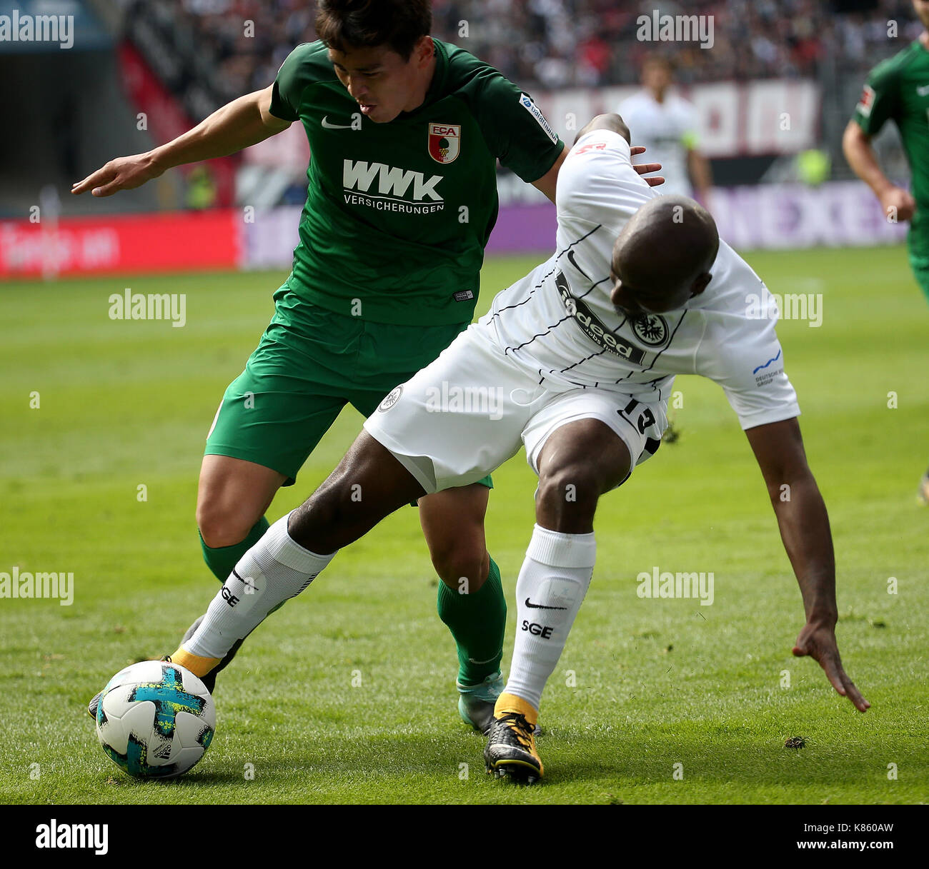 16.09.2017, Commerzbank - arena, Francoforte, ger, 1.fbl eintracht frankfurt vs fc augsburg , im Bild ja-cheol koo (Augusta), jetro willems (Francoforte) foto: cronos/hasan bratic Foto Stock