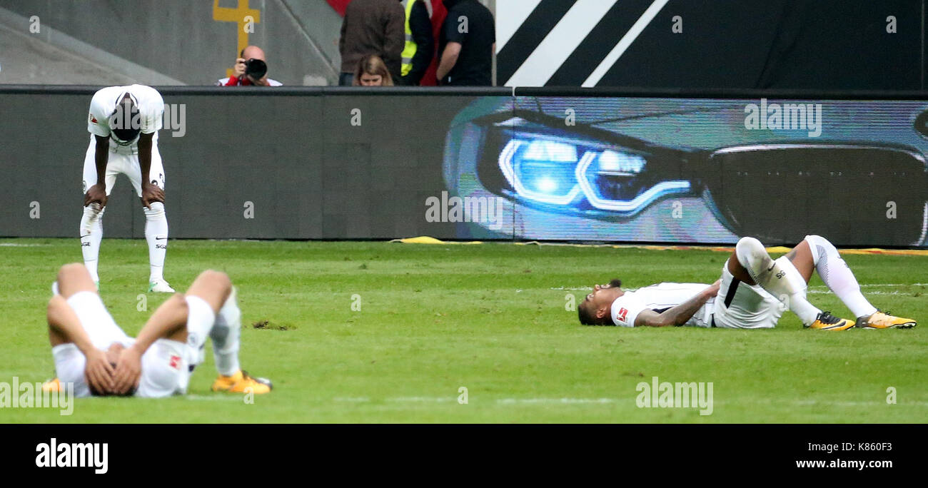 16.09.2017, Commerzbank - arena, Francoforte, ger, 1.fbl eintracht frankfurt vs fc augsburg , im Bild entäuschte frankfurter spieler nach der niederlage gegen augsburg, taleb tawatha (Francoforte), jetro willems (Francoforte), Kevin Prince Boateng (Francoforte) foto: cronos/hasan bratic Foto Stock