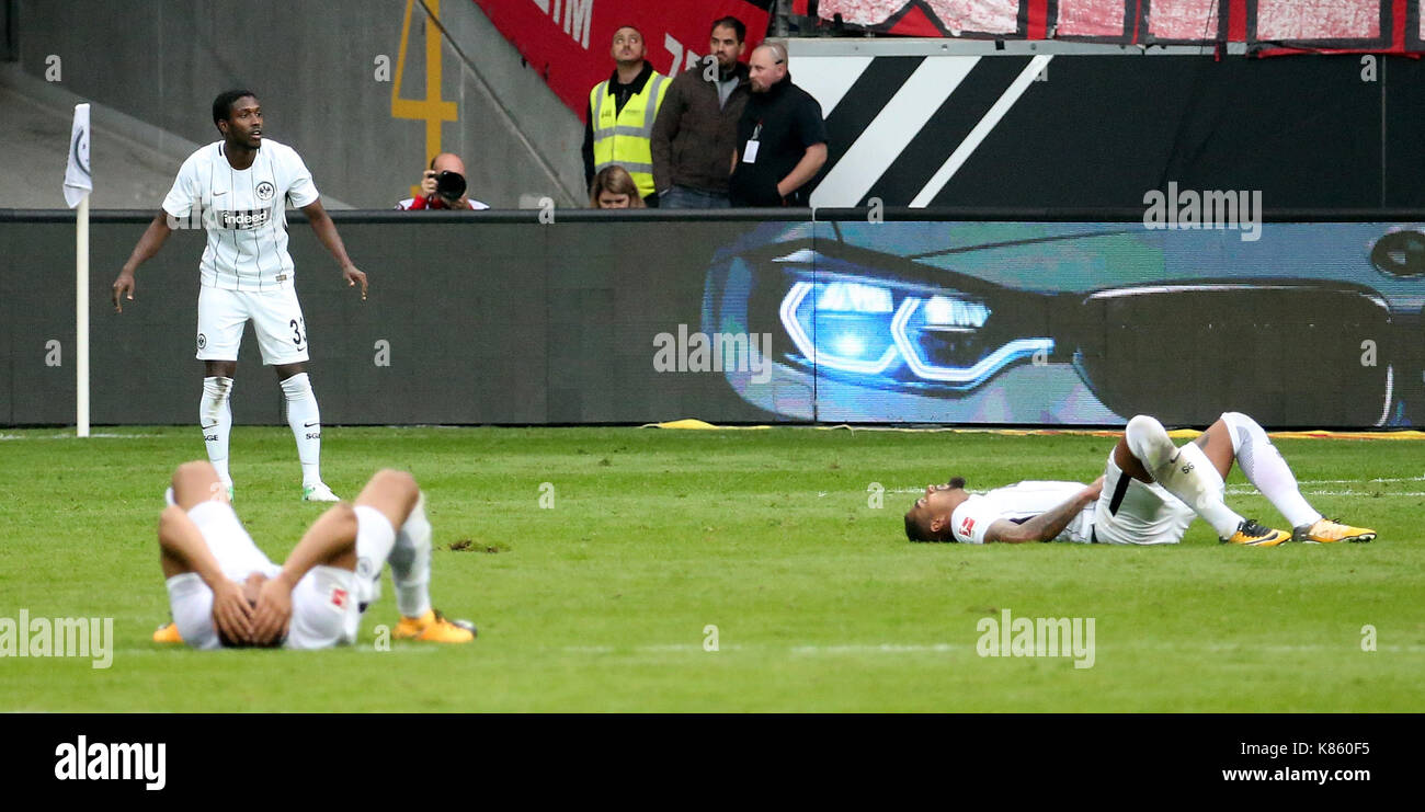 16.09.2017, Commerzbank - arena, Francoforte, ger, 1.fbl eintracht frankfurt vs fc augsburg , im Bild entäuschte frankfurter spieler nach der niederlage gegen augsburg, taleb tawatha (Francoforte), jetro willems (Francoforte), Kevin Prince Boateng (Francoforte) foto: cronos/hasan bratic Foto Stock