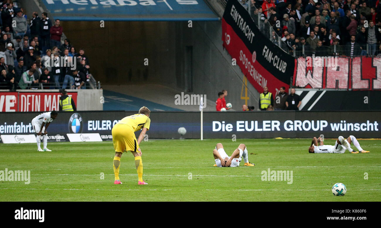 16.09.2017, Commerzbank - arena, Francoforte, ger, 1.fbl eintracht frankfurt vs fc augsburg , im Bild entäuschte frankfurter spieler nach der niederlage gegen augsburg, taleb tawatha (Francoforte), torwart lukas hradecky (Francoforte), jetro willems (Francoforte), Kevin Prince Boateng (Francoforte) foto: cronos/hasan bratic Foto Stock